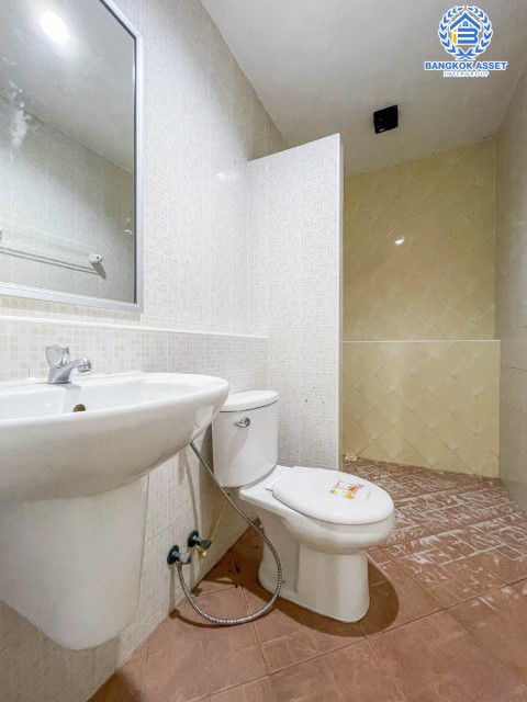 ทาวน์โฮมมือสอง ม. จงสุข วงศ์สว่าง 19 บ้านสวยพร้อมเข้าอยู่ บนเนื้อที่มากถึง 33.80 ตร.ว. ฟังก์ชัน 3 ห้องนอน 3 ห้องน้ำ แถมเครื่องปรับอากาศ 4 เครื่อง + เครื่องทำน้ำอุ่น + เครื่องดูดควัน  บนทำเลที่ดี เชื่อมต่อถนน กรุงเทพ-นนทบุรี, วงศ์สว่าง, รัตนาธิเบศร์ ใกล้รถไฟฟ้า "สถานีวงศ์สว่าง" และใกล้ทางด่วน "ศรีรัช"